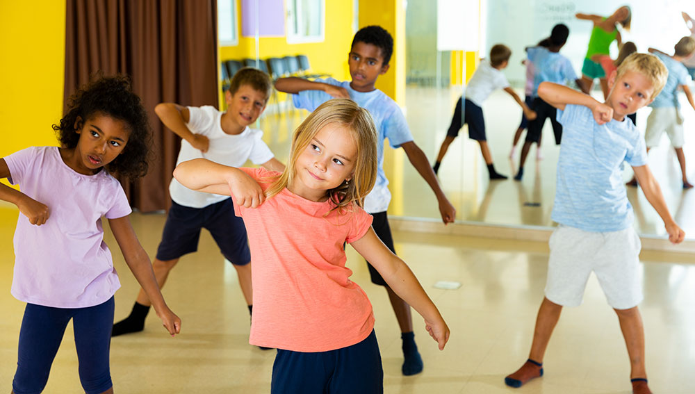 Kinder beim turnen